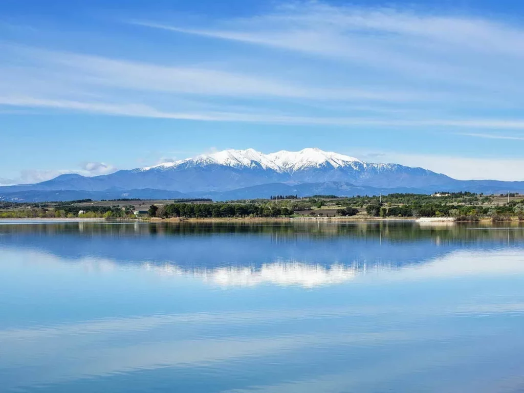 Villeneuve de la Raho lake with picnic areas and restaurants