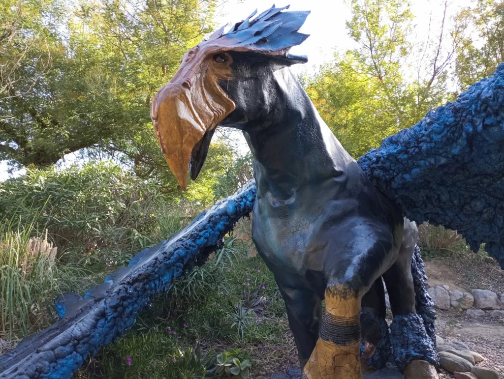 Hippogriffe à l'attraction la Forêt Enchantée au parc de loisirs Fantassia