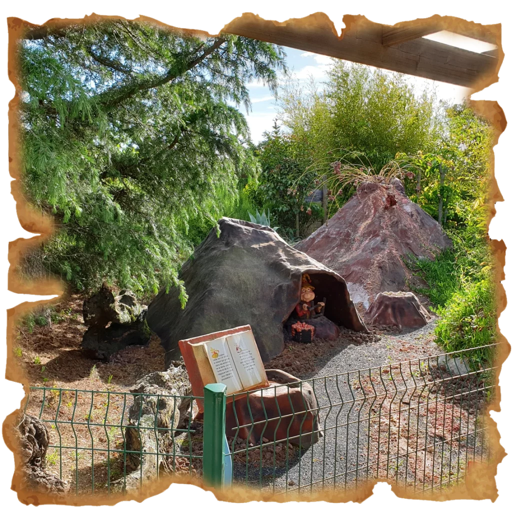 Décor lutin et volcan à l'attraction la forêt enchantée du parc Fantassia