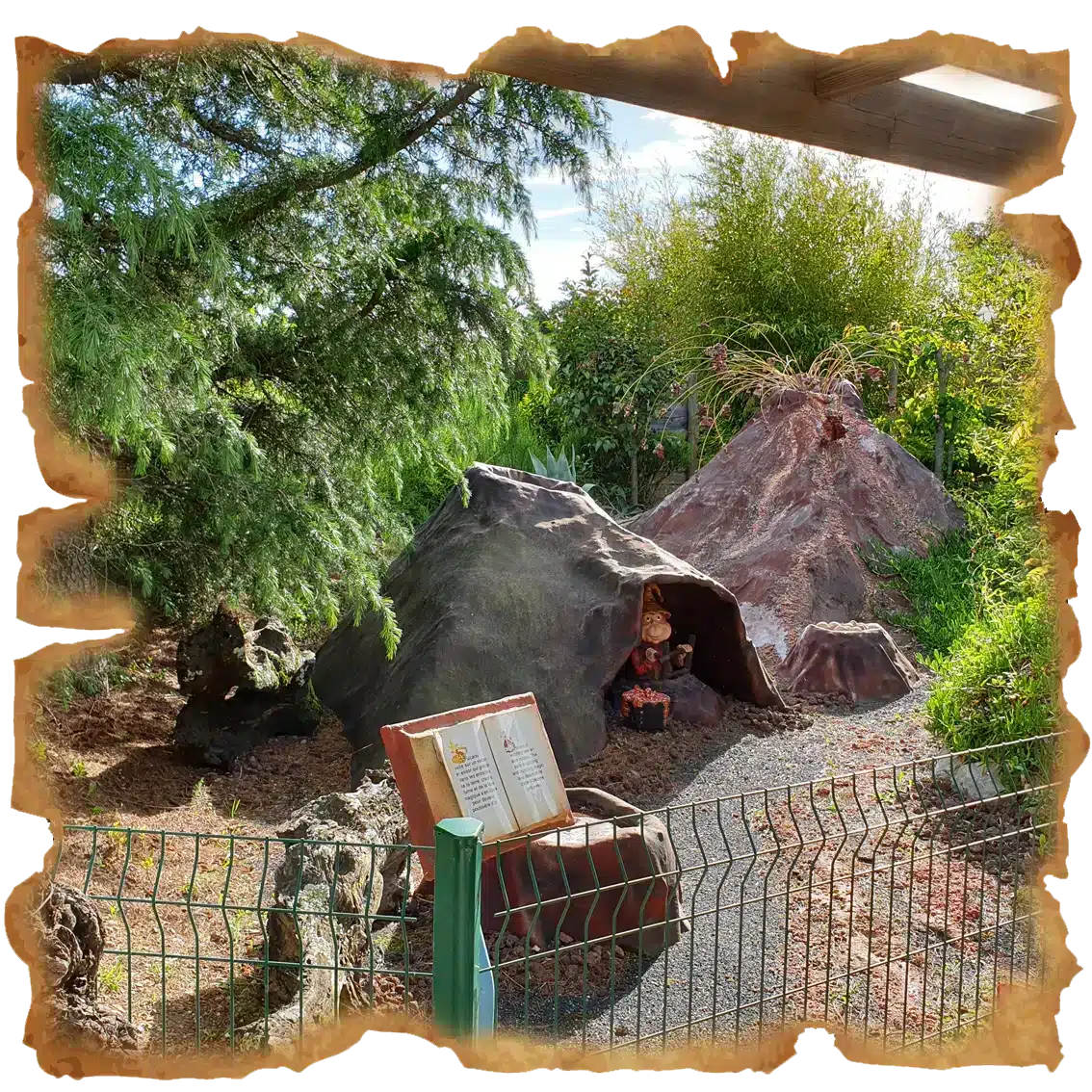 Décor lutin et volcan à l'attraction la forêt enchantée du parc Fantassia