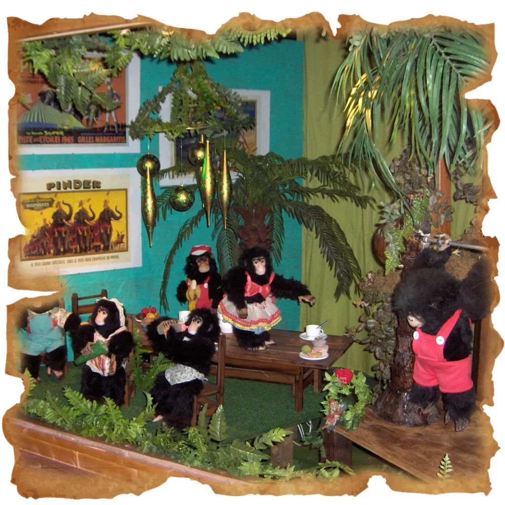 Marionnettes singes à l'attraction les automates du Magic Circus au parc Fantassia