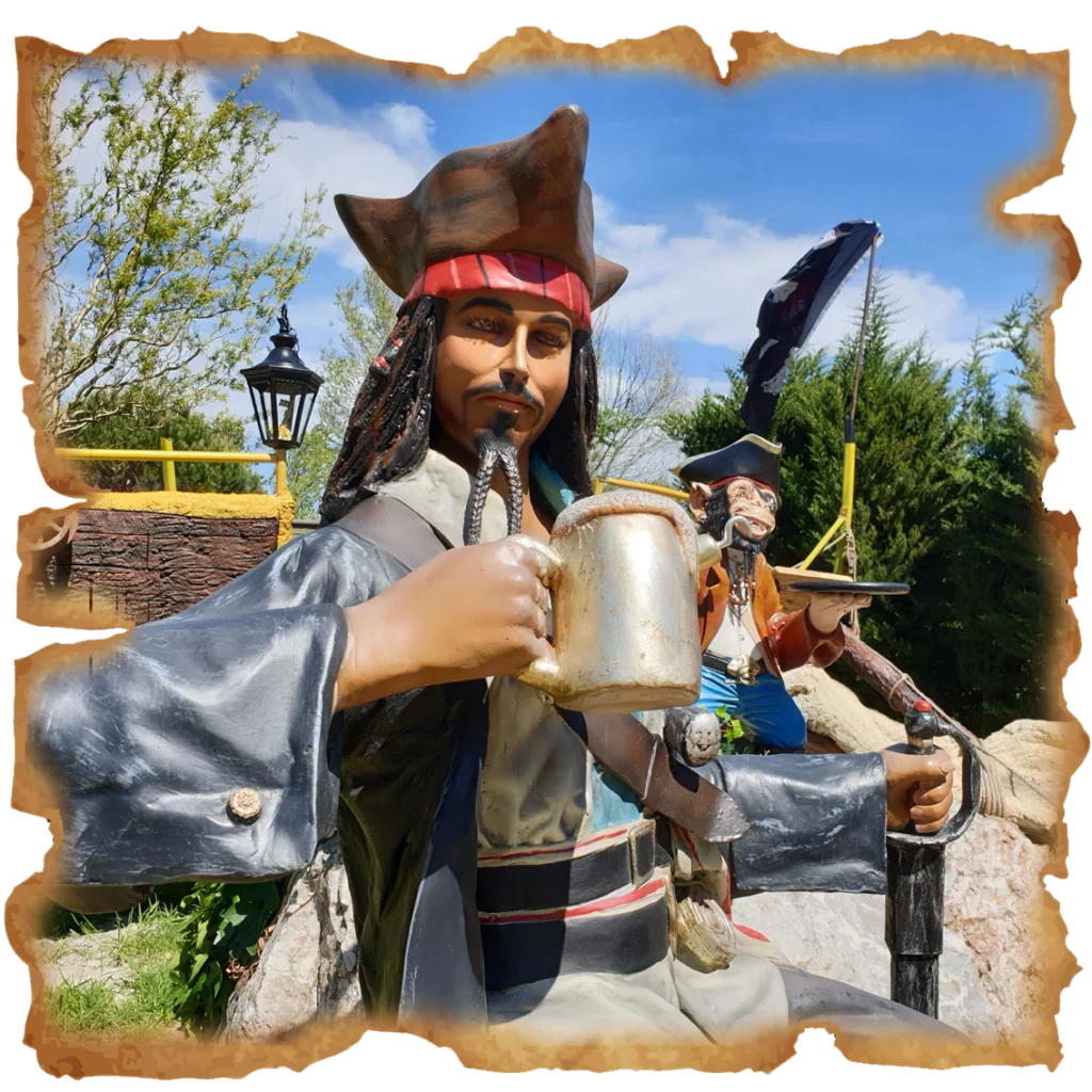 Décor de pirate à l'attraction l'île perdue du parc Fantassia