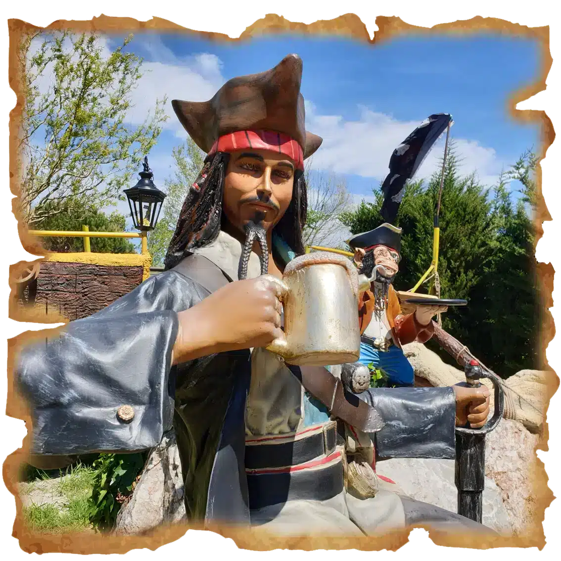 Décor de pirate à l'attraction l'île perdue du parc Fantassia