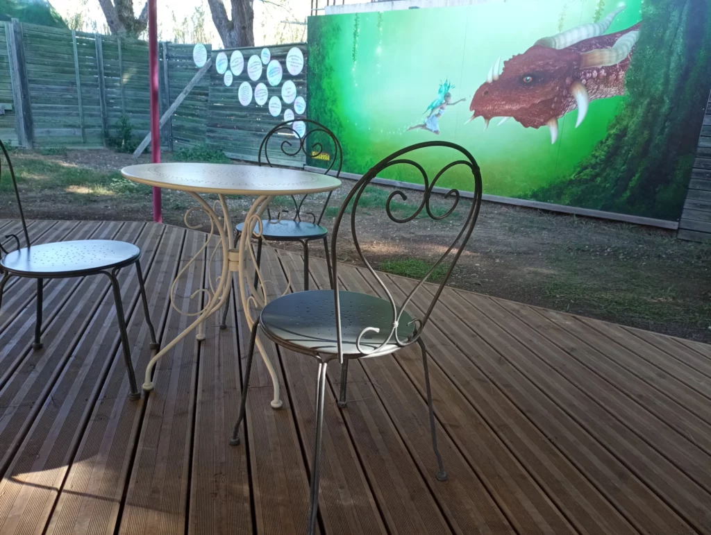 Tables de l'aire de pique-nique sous le barnum, parc de loisirs Fantassia