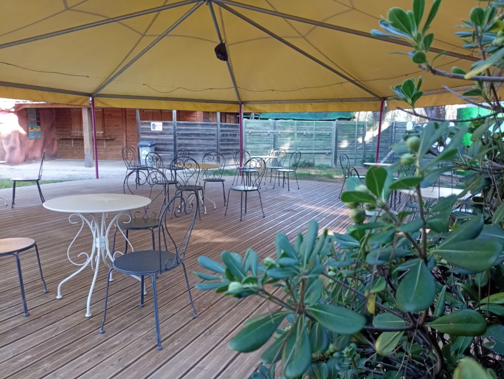 Tables de l'aire de pique-nique sous la tonnelle, parc Fantassia