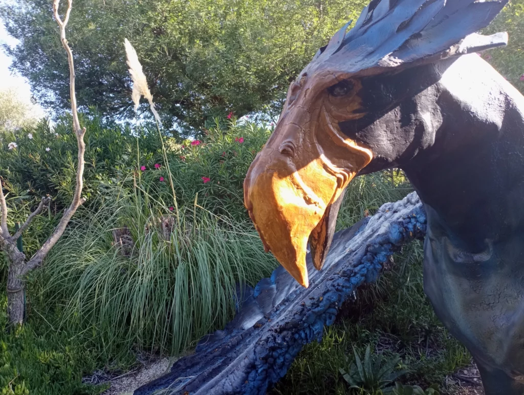 Décor de l'hippogriffe à l'attraction la Forêt Enchantée au parc de loisirs Fantassia