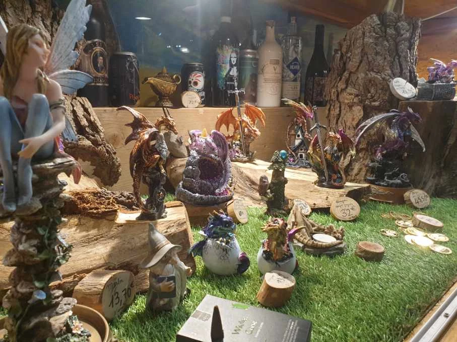 Figurines de fées et dragons en vente à la boutique du parc d'attractions Fantassia