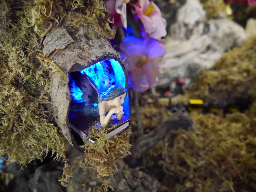 Fée sur livre à l'attraction le pays miniature de Gulliver au parc de loisirs Fantassia