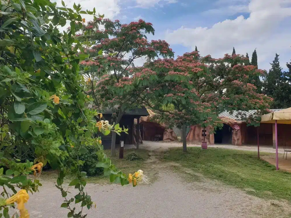 Allées du parc d'attractions Fantassia